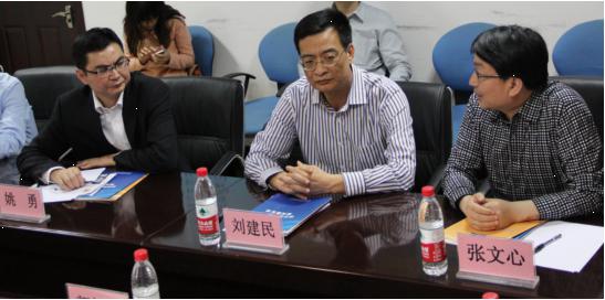 姚勇副市長(zhǎng)、劉建民主任、張文心總經(jīng)理交談